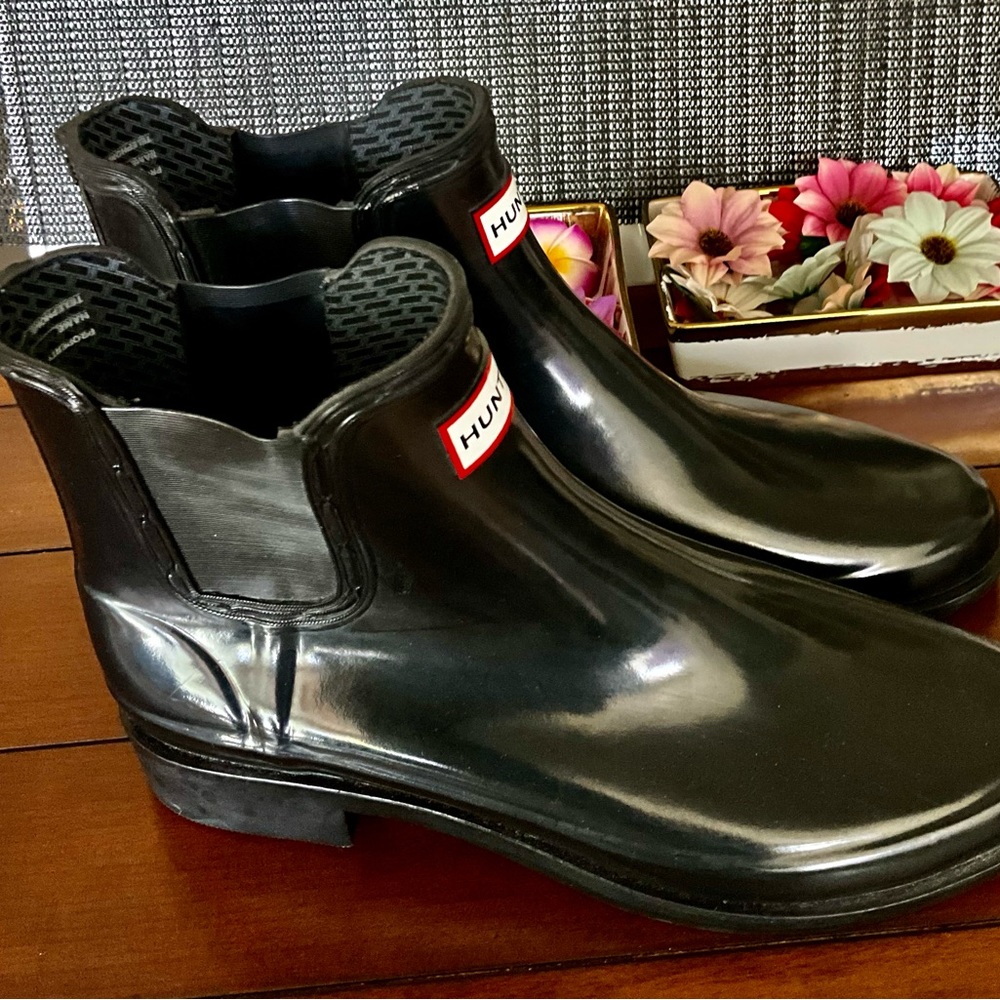 EUC Hunter Original Chelsea. Jet black gloss boots.